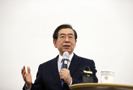 박원순 서울시장이 6일 서울 시민청에서 열린 민선7기 2주년 기자 간담회에서 인사말을 하고 있다.  [연합뉴스]